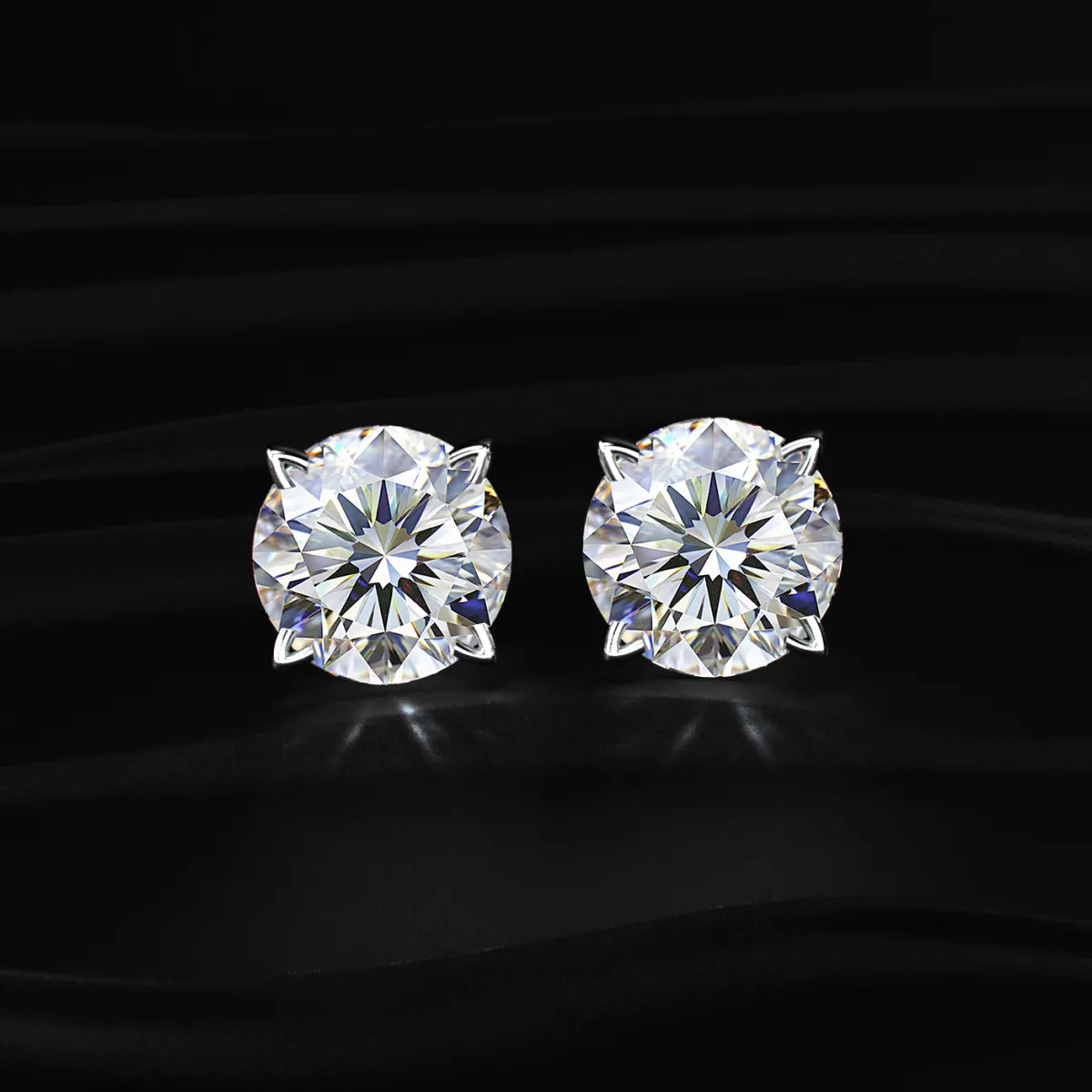 Round Solitaire With V-Prongs Studs